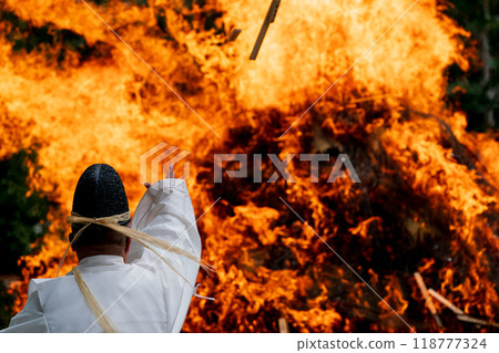 拍攝在八幡市八幡山舉行的熊熊燃燒的儀式 118777324