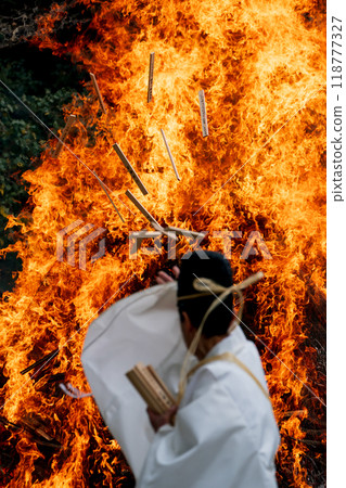 Photographing the rising flames of the burning ritual held at Hachiman-san in Yawata Photographing the rising flames of the burning ritual held at Hachiman-san in Yawata 118777327