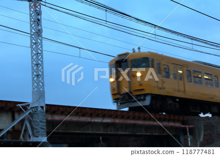 黃昏時快速行駛的火車 黃昏時快速行駛的火車 118777481