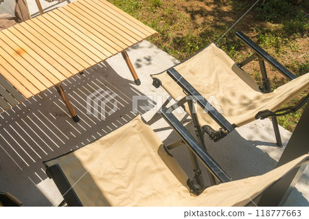 Folding chairs and table in the garden 118777663