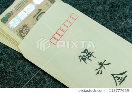 An envelope containing the settlement money 118777669