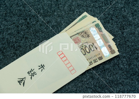 An envelope containing the settlement money 118777670