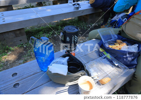 Climbing lunch Climbing lunch 118777876