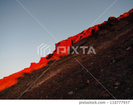 早晨的陽光照亮了富士山的紅色表面 118777937