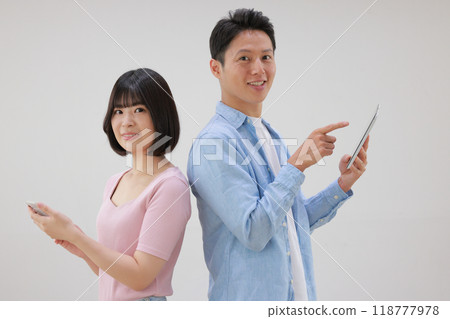 Creator men and women with devices_1 118777978