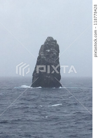 The southernmost point of the Izu Islands: Godzilla in the sky, a distant view of Wafu Rock 118778428