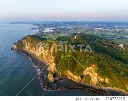 黎明時分的台東崎燈塔 *背面是勝浦市（千葉縣夷墨市）方向 118779015