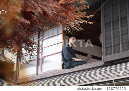 穿著浴衣的男人一邊工作一邊享受秋天的旅行 118779323