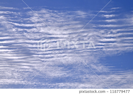 日本橫濱城市景觀九月。秋天的標誌。藍天和雲彩。流雲...=9月24日 日本橫濱城市景觀九月。秋天的標誌。藍天和雲彩。流雲...=9月24日 118779477
