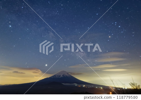 從Suigo湖·全景看見的夏天銀河和富士山 118779580