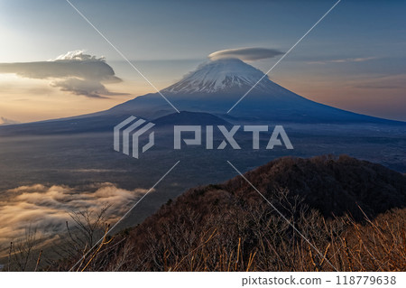 富士山上覆蓋著斗篷雲,黎明時從昭治湖和全景平台可以看到 富士山上覆蓋著斗篷雲,黎明時從昭治湖和全景平台可以看到 118779638