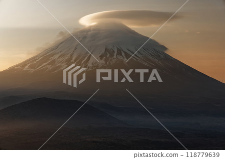 富士山上覆蓋著斗篷雲,黎明時從昭治湖和全景平台可以看到 富士山上覆蓋著斗篷雲,黎明時從昭治湖和全景平台可以看到 118779639