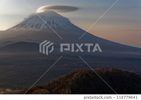 富士山上覆蓋著斗篷雲,黎明時從昭治湖和全景平台可以看到 富士山上覆蓋著斗篷雲,黎明時從昭治湖和全景平台可以看到 118779641