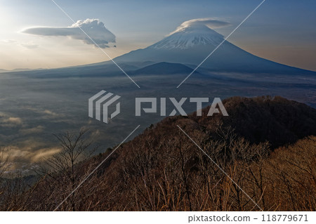 早上從精進湖和全景平台看到的富士山被雲彩覆蓋 118779671