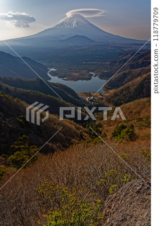 從精進峠看到雲霧繚繞的富士山和精進湖 從精進峠看到雲霧繚繞的富士山和精進湖 118779709