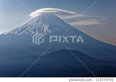 Mt. Fuji covered with a cape cloud seen from Mt.Mikatabun 118779756