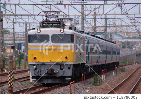 A 12-series passenger train pulled by EF81-92 running on the JR Joban Line as a group train_Photo taken on June 29, 2009 A 12-series passenger train pulled by EF81-92 running on the JR Joban Line as a group train_Photo taken on June 29, 2009 118780002