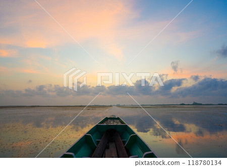 Boat tour of the lake as the sun rises 118780134