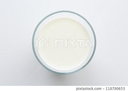 杯子裡的牛奶 杯子裡的牛奶 118780653