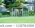 中老年人在公園長椅上看報紙 118781000