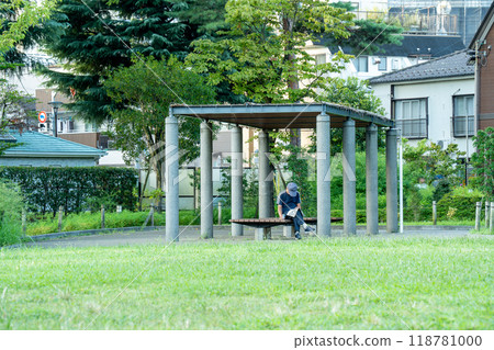 中老年人在公園長椅上看報紙 118781000