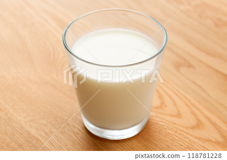 杯子裡的牛奶 118781228