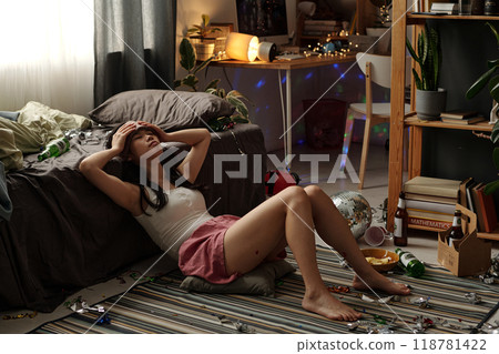 Sick Asian female teenager with headache 118781422