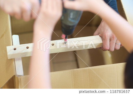 Parent-child DIY - Drilling holes 118781637