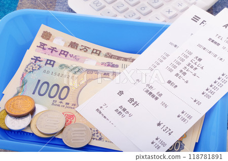 Coin tray with money and receipts Coin tray with money and receipts 118781891