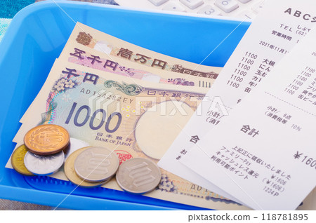 Coin tray with money and receipts Coin tray with money and receipts 118781895