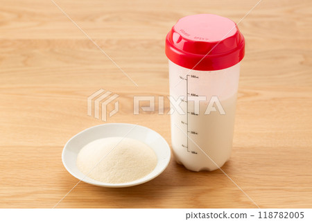 Protein drinks and powders in shakers 118782005
