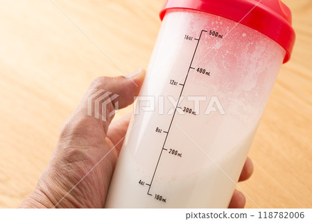 手持搖酒器中的蛋白質飲料 118782006