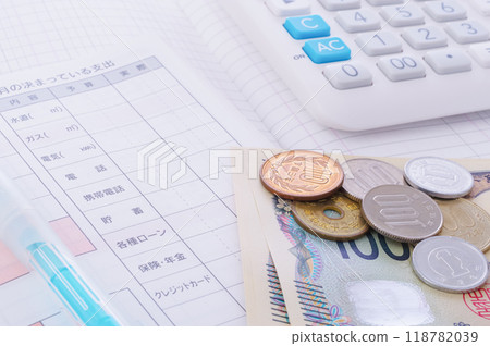 Image of managing living expenses 118782039