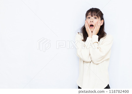Surprised woman 118782400