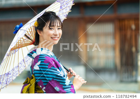穿著和服的女人,在金澤觀光的女人 穿著和服的女人,在金澤觀光的女人 118782494