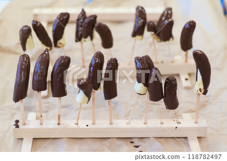 A taste of the festival at home: Waiting for the chocolate bananas to be ready A taste of the festival at home: Waiting for the chocolate bananas to be ready 118782497