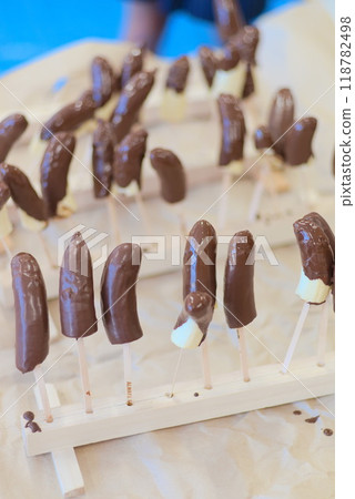 A taste of the festival at home: Waiting for the chocolate bananas to be ready A taste of the festival at home: Waiting for the chocolate bananas to be ready 118782498