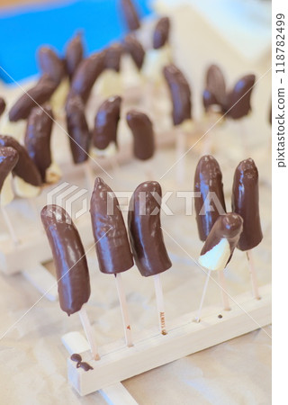 A taste of the festival at home: Waiting for the chocolate bananas to be ready 118782499