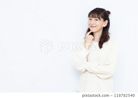 Woman thinking with a smile 118782540