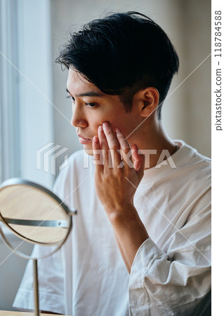 一個20多歲的年輕人,關心自己的皮膚 一個20多歲的年輕人,關心自己的皮膚 118784588