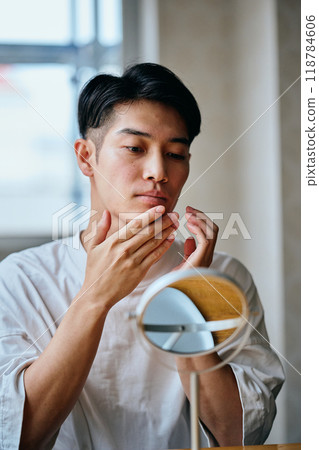 A young man in his 20s who is concerned about his skin 118784606