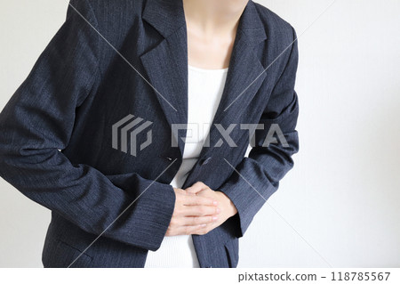 一個女人抱著她的肚子腹痛圖像 118785567