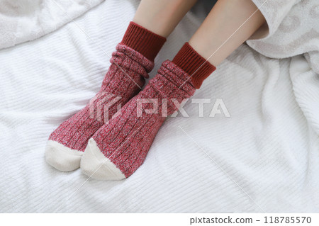女人的腳穿襪子 — 對寒冷敏感的形象 女人的腳穿襪子 — 對寒冷敏感的形象 118785570