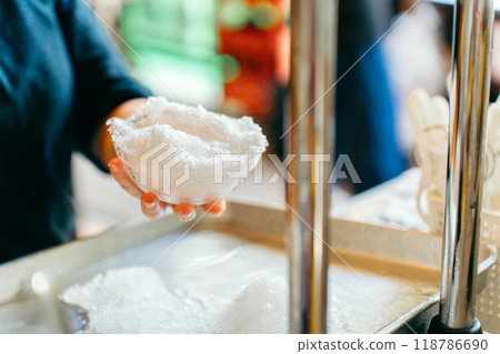 製作刨冰的人的手 製作刨冰的人的手 118786690