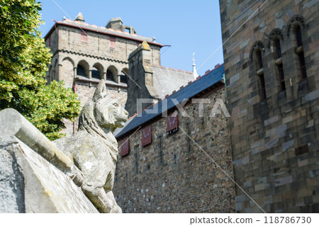 A stone cat sculpture on the wall of Cardiff Castle in Cardiff, the capital of Wales. 118786730