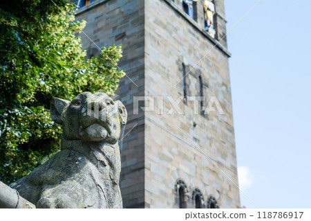 威爾斯首府卡迪夫的卡迪夫城堡牆上雕刻著一隻石虎。 威爾斯首府卡迪夫的卡迪夫城堡牆上雕刻著一隻石虎。 118786917