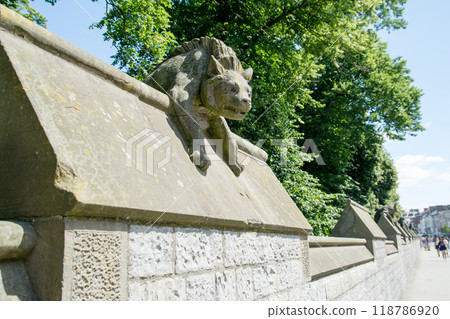 威爾斯首府卡迪夫的卡迪夫城堡牆上雕刻著一頭石獅。 118786920