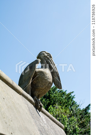 威爾斯首府卡迪夫的卡迪夫城堡牆上雕刻著一隻石鵜鶘。 118786926