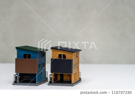單面屋頂三層房屋的圖像 單面屋頂三層房屋的圖像 118787280