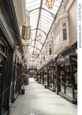 威爾斯首都卡迪夫，一座歷史悠久的玻璃天花板拱廊內，咖啡館和商店鱗次櫛比。 118787529